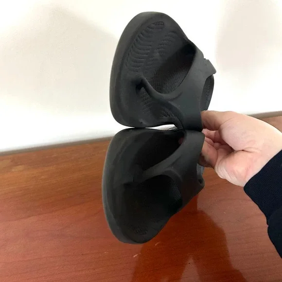 OOFOS Black Thong Rubber Comfort Flip-Flop Sandal Unisex - Picture 4 of 6